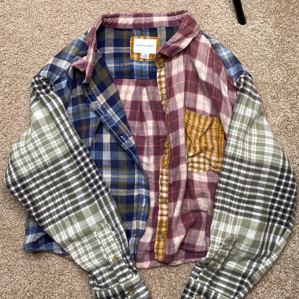 American Eagle cropped patch button up!